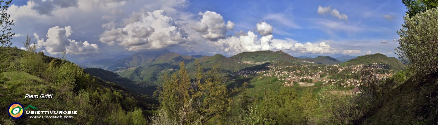 50 Dalle alture di Salmezza panorama verso Altopiano Selvino-Aviatico, Cornagera-Poieto, Suchello e Alben tra le nuvole.jpg